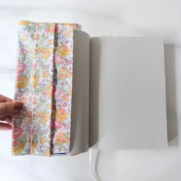 リバティプリントのブックカバーで読書の秋を | リバティ×リバティ