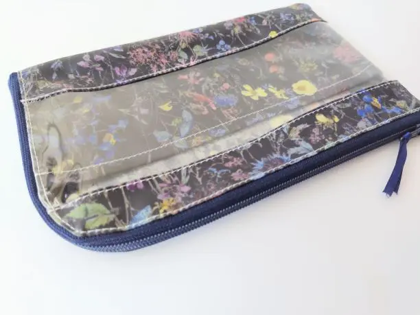 ☆受注制作☆ 仕切り付き横型 L字ファスナークリアポーチ 商品券 通帳
