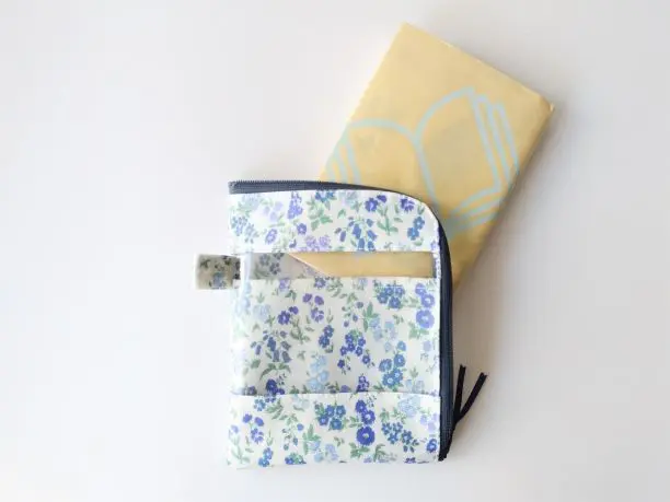 ☆受注制作☆ A6（お薬手帳）縦型 L字ファスナークリアポーチ 仕切り