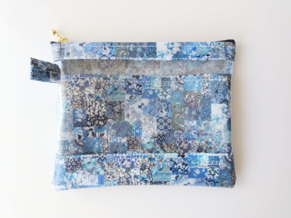 仕切りつきM-3　18.5×15　クリアポーチ 　アーカイブパッチワーク　リバティ　ラミネート　♡伝統的なペイズリーからモダンなジオメトリック、シグネチャーの花柄まで、57のデザインがそれぞれユニークな瞬間を表現