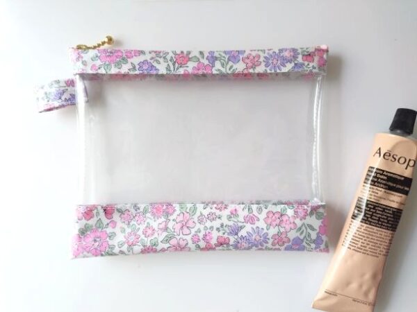 M　18×15　クリアポーチ　アナベラ　リバティ　ラミネート　♡小さな生地見本からリドローされた様々な種類の花が描かれたこのデザイン