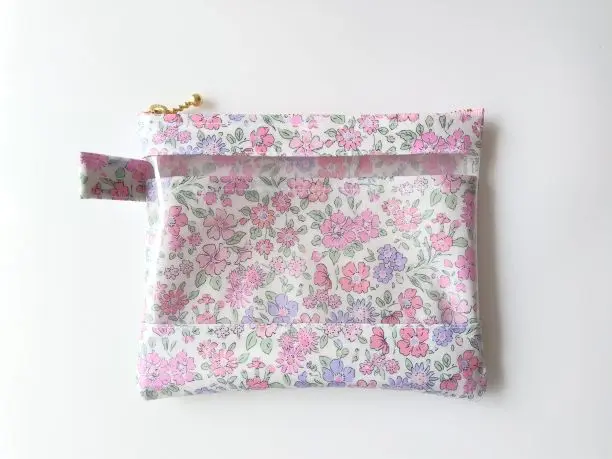 オーダー品　リバティ×半クリア ラミネートポーチ aya hashimoto | ． ． リバティのクリアポーチ🧚🏻‍♀️ 中が