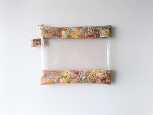 L　22×18　クリアポーチ　アーカイブパッチワーク　リバティ　ラミネート　♡伝統的なペイズリーからモダンなジオメトリック、シグネチャーの花柄まで、57のデザインがそれぞれユニークな瞬間を表現