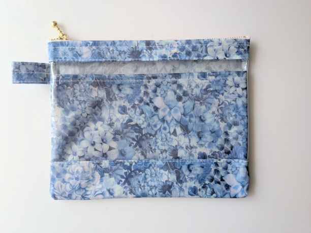仕切りつきM-3　18.5×15　クリアポーチ　ペインテッドトラベルズ　リバティ　ラミネート　♡油絵のような花柄のデザイン