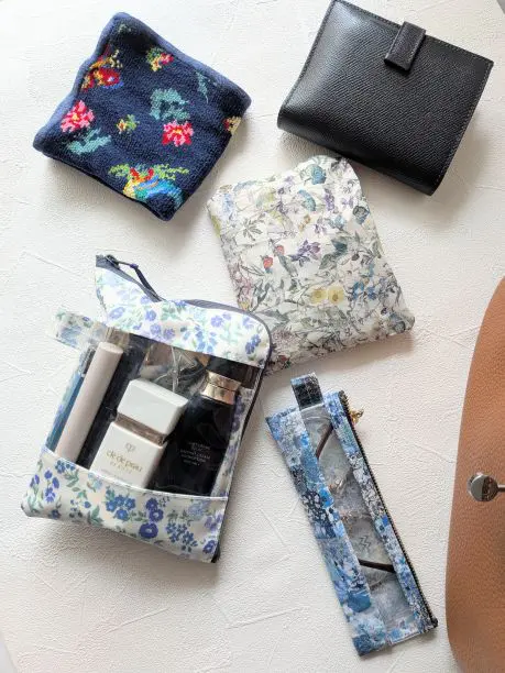 細長いメイク道具、埋もれていませんか？「縦型ポーチ」の驚くほど快適