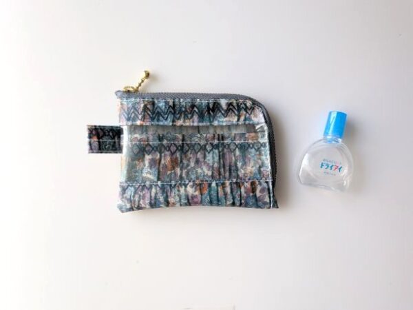 仕切付きA7　L字ファスナークリアポーチ　エリジアンスモック　リバティ　ラミネート　カードサイズ　♡クラシック「エリジアン」を新鮮にアレンジし珍しいパターンを作りました