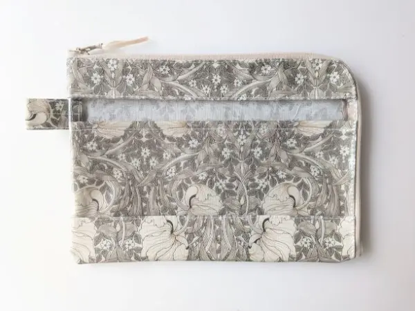 仕切り付き B6 L字ファスナークリアポーチ ピンパネル ウィリアム