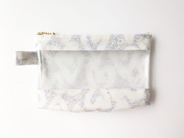 横型-3　マチつき　クリアポーチ　ベッツィアングラフィティ　♡リバティの象徴的な花柄の上にスプレーで描かれたハートが並べられ、魅力的デザインが誕生しました