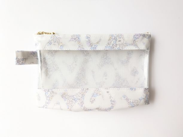 横型-3　マチつき　クリアポーチ　ベッツィアングラフィティ　♡リバティの象徴的な花柄の上にスプレーで描かれたハートが並べられ、魅力的デザインが誕生しました