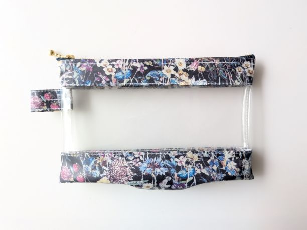 横型　マチつき　クリアポーチ　ワイルドフラワーズ　♡野生の草花や野イチゴが繊細に描かれた柄