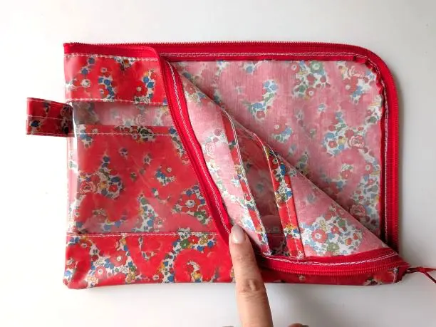 まぁちゃん〈 リバティ 〉ラミネート・スケルトン仕切りポーチ まぁちゃん〈 リバティ 〉ラミネート・スケルトン仕切りポーチ