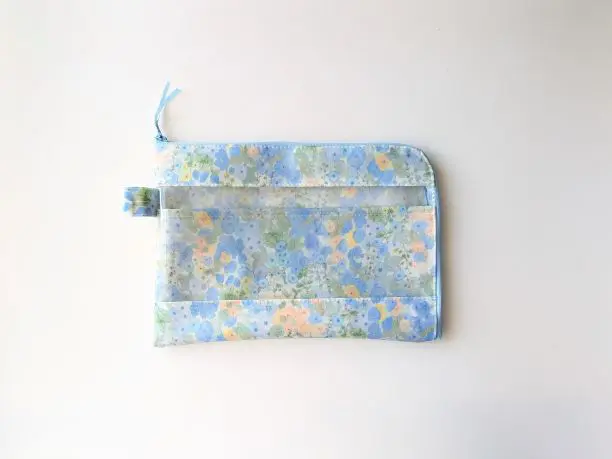 リバティラミネートクリアポーチS〈ワイルドフラワーズ〉 リバティ お守りポーチ ミニクリアポーチ ワイルドフラワーズ