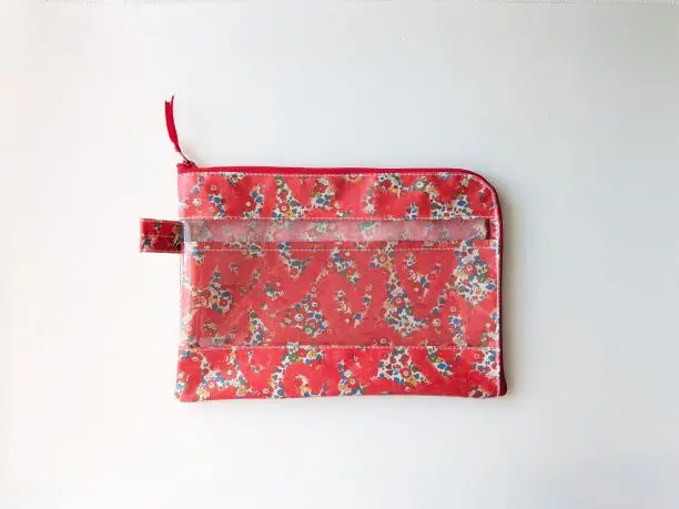 リバティラミネート隠しマチクリアポーチL〈ワイルドフラワーズ〉 リバティ お守りポーチ ミニクリアポーチ ワイルドフラワーズ