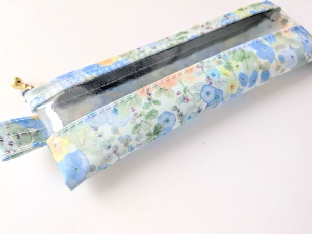 ペンケース小 メガネケース クリアポーチ ホリーホックス リバティ ラミネート ♡典型的なイングリッシュガーデンに咲く沢山のタチアオイからインスピレーションを受け水彩で描かれました - 画像 (4)