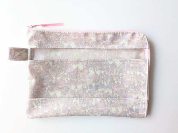 仕切り付き　B6　L字ファスナークリアポーチ　ジェニーズボウズ　リバティ　ラミネート　♡リボン柄