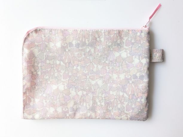 仕切り付き B6 L字ファスナークリアポーチ ジェニーズボウズ リバティ ラミネート ♡リボン柄 - 画像 (2)