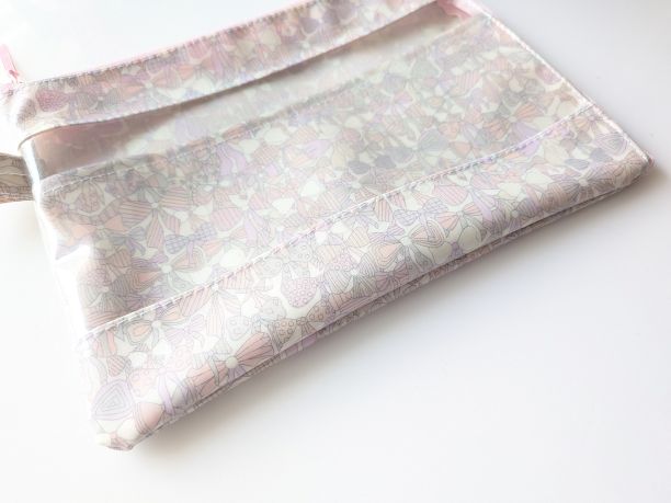 仕切り付き B6 L字ファスナークリアポーチ ジェニーズボウズ リバティ ラミネート ♡リボン柄 - 画像 (3)