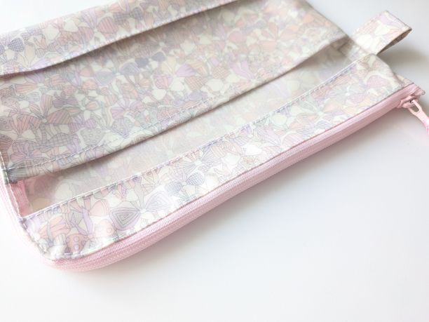 仕切り付き B6 L字ファスナークリアポーチ ジェニーズボウズ リバティ ラミネート ♡リボン柄 - 画像 (4)