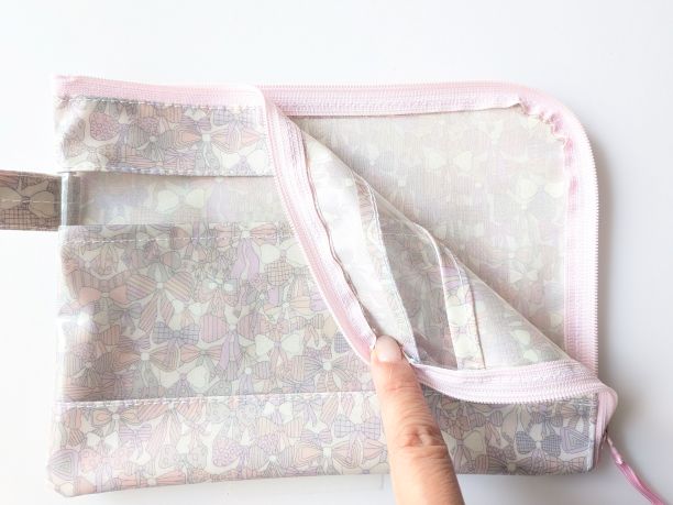 仕切り付き B6 L字ファスナークリアポーチ ジェニーズボウズ リバティ ラミネート ♡リボン柄 - 画像 (5)