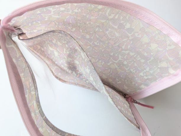 仕切り付き B6 L字ファスナークリアポーチ ジェニーズボウズ リバティ ラミネート ♡リボン柄 - 画像 (6)