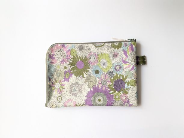 仕切り付き A5 L字ファスナークリアポーチ スモールスザンナ リバティ ラミネート ♡大小さまざまなひまわり - 画像 (2)