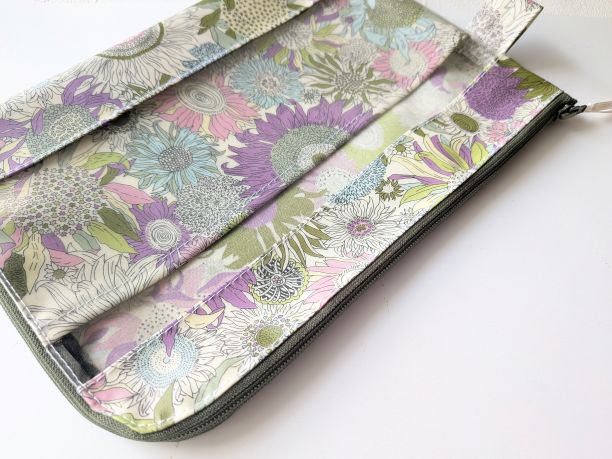 仕切り付き A5 L字ファスナークリアポーチ スモールスザンナ リバティ ラミネート ♡大小さまざまなひまわり - 画像 (5)