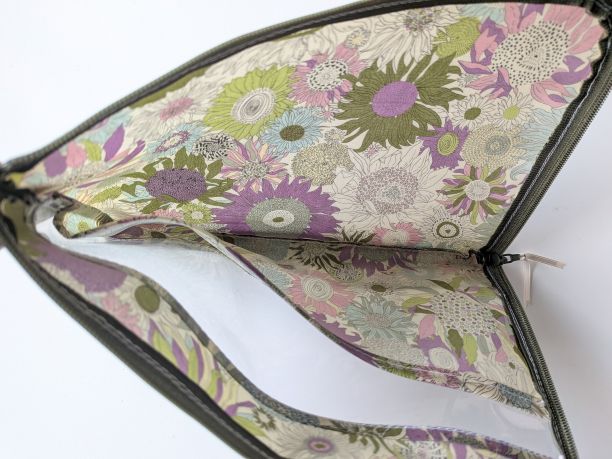 仕切り付き A5 L字ファスナークリアポーチ スモールスザンナ リバティ ラミネート ♡大小さまざまなひまわり - 画像 (7)