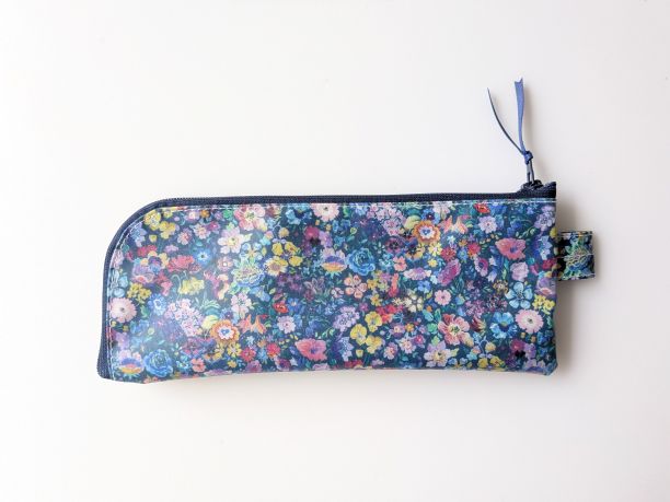 ペンケース 歯ブラシケース L字ファスナー クラシックガーデン リバティ ラミネート ♡リバティで最も有名で愛されている定番柄の見事な饗宴です - 画像 (2)