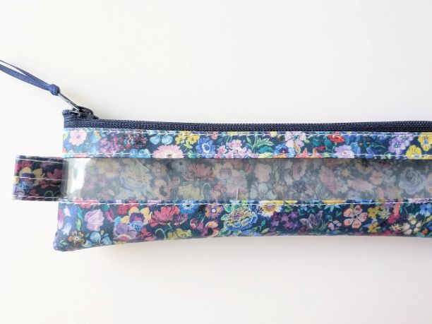 ペンケース細身 歯ブラシケース L字ファスナー クリアポーチ クラシックガーデン リバティ ラミネート ♡リバティで最も有名で愛されている定番柄の見事な饗宴です - 画像 (3)