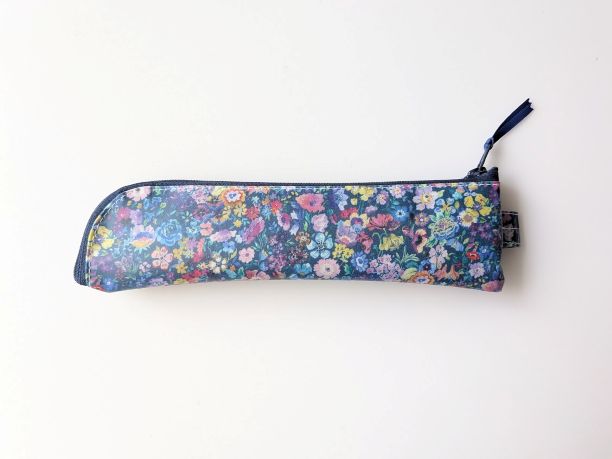 ペンケース細身 歯ブラシケース L字ファスナー クリアポーチ クラシックガーデン リバティ ラミネート ♡リバティで最も有名で愛されている定番柄の見事な饗宴です - 画像 (2)