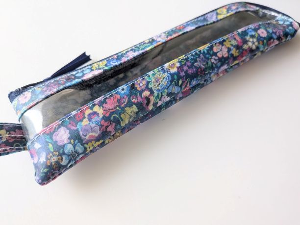 ペンケース細身 歯ブラシケース L字ファスナー クリアポーチ クラシックガーデン リバティ ラミネート ♡リバティで最も有名で愛されている定番柄の見事な饗宴です - 画像 (4)