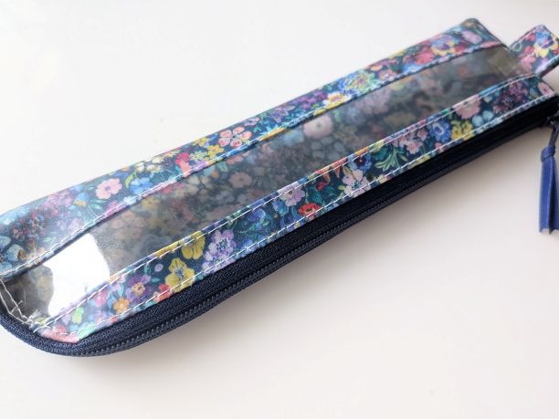 ペンケース細身 歯ブラシケース L字ファスナー クリアポーチ クラシックガーデン リバティ ラミネート ♡リバティで最も有名で愛されている定番柄の見事な饗宴です - 画像 (5)