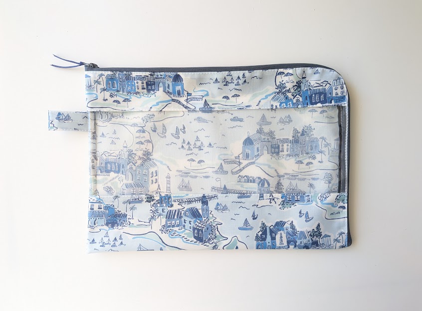 B5　L字ファスナークリアポーチ　アドベンチャーコースト　リバティ　ラミネート　♡北ウェールズにある美しいイタリア風の村、ポートメイリオンの壮大な景観とパノラマビューからインスピレーション