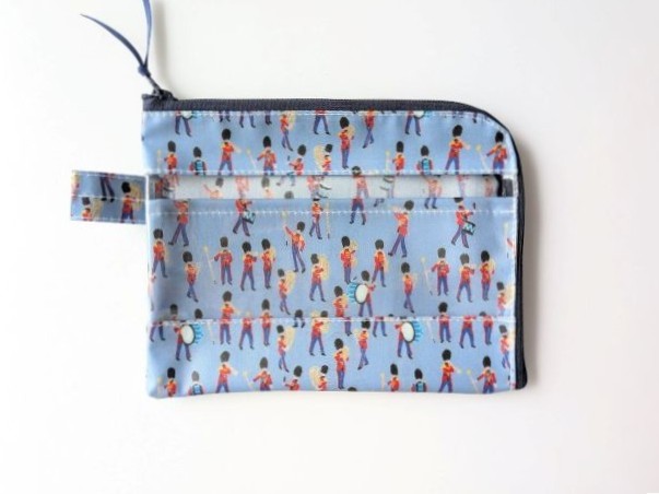 仕切り付きA6　L字ファスナークリアポーチ  お薬手帳　ミュージカルマーチ　リバティ　ラミネート　♡イギリスの伝統的な象徴である軍旗分列行進式。 軍の音楽隊をクレヨンでチャーミングに描きました