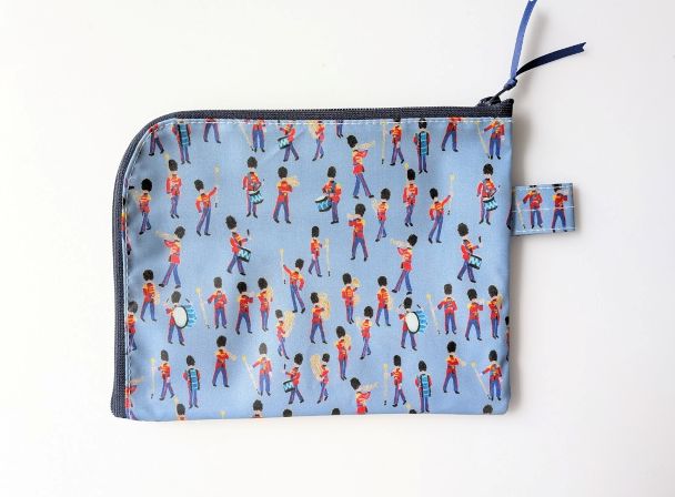 仕切り付きA6 L字ファスナークリアポーチ お薬手帳 ミュージカルマーチ リバティ ラミネート ♡イギリスの伝統的な象徴である軍旗分列行進式。 軍の音楽隊をクレヨンでチャーミングに描きました - 画像 (2)