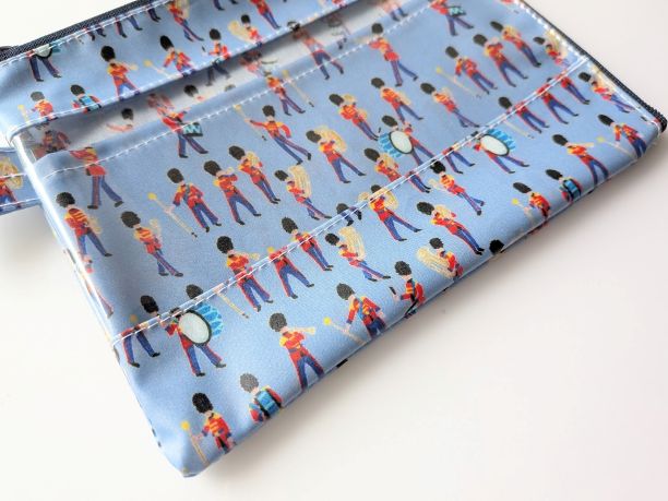 仕切り付きA6 L字ファスナークリアポーチ お薬手帳 ミュージカルマーチ リバティ ラミネート ♡イギリスの伝統的な象徴である軍旗分列行進式。 軍の音楽隊をクレヨンでチャーミングに描きました - 画像 (3)
