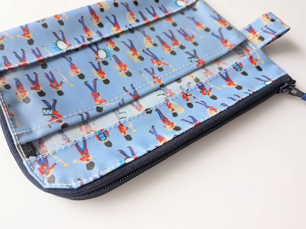 仕切り付きA6 L字ファスナークリアポーチ お薬手帳 ミュージカルマーチ リバティ ラミネート ♡イギリスの伝統的な象徴である軍旗分列行進式。 軍の音楽隊をクレヨンでチャーミングに描きました - 画像 (4)