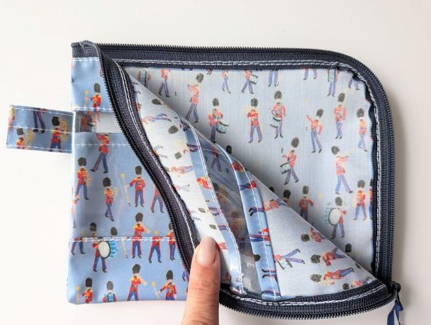 仕切り付きA6 L字ファスナークリアポーチ お薬手帳 ミュージカルマーチ リバティ ラミネート ♡イギリスの伝統的な象徴である軍旗分列行進式。 軍の音楽隊をクレヨンでチャーミングに描きました - 画像 (5)