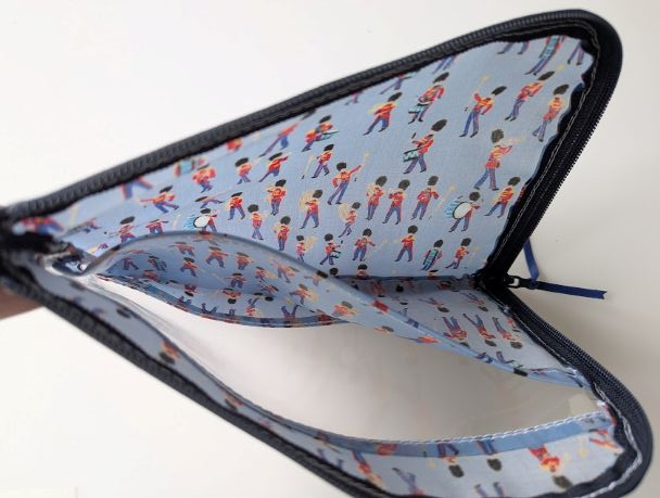 仕切り付きA6 L字ファスナークリアポーチ お薬手帳 ミュージカルマーチ リバティ ラミネート ♡イギリスの伝統的な象徴である軍旗分列行進式。 軍の音楽隊をクレヨンでチャーミングに描きました - 画像 (6)