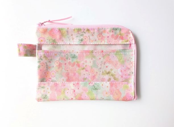 仕切り付きA6　L字ファスナークリアポーチ  お薬手帳　ホリーホックス　リバティ　ラミネート　♡典型的なイングリッシュガーデンに咲く沢山のタチアオイからインスピレーションを受け水彩で描かれました