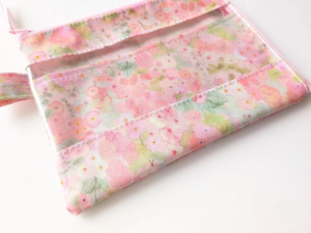 仕切り付きA6 L字ファスナークリアポーチ お薬手帳 ホリーホックス リバティ ラミネート ♡典型的なイングリッシュガーデンに咲く沢山のタチアオイからインスピレーションを受け水彩で描かれました - 画像 (3)