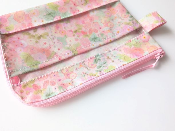 仕切り付きA6 L字ファスナークリアポーチ お薬手帳 ホリーホックス リバティ ラミネート ♡典型的なイングリッシュガーデンに咲く沢山のタチアオイからインスピレーションを受け水彩で描かれました - 画像 (4)