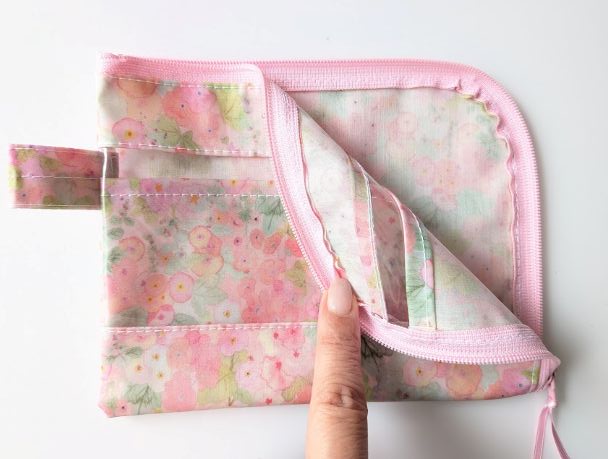 仕切り付きA6 L字ファスナークリアポーチ お薬手帳 ホリーホックス リバティ ラミネート ♡典型的なイングリッシュガーデンに咲く沢山のタチアオイからインスピレーションを受け水彩で描かれました - 画像 (5)