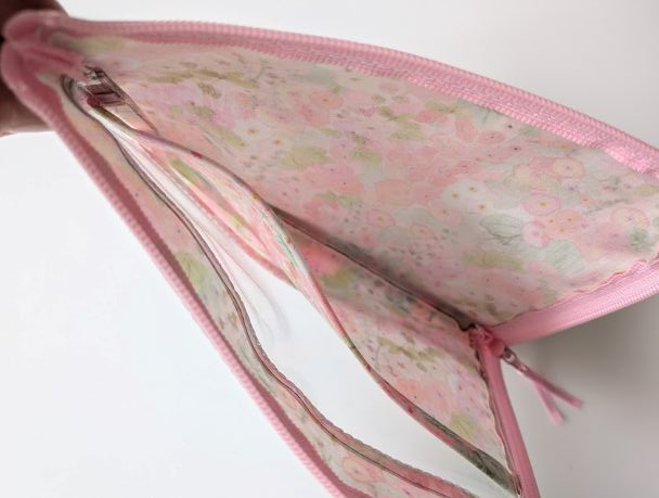 仕切り付きA6 L字ファスナークリアポーチ お薬手帳 ホリーホックス リバティ ラミネート ♡典型的なイングリッシュガーデンに咲く沢山のタチアオイからインスピレーションを受け水彩で描かれました - 画像 (6)