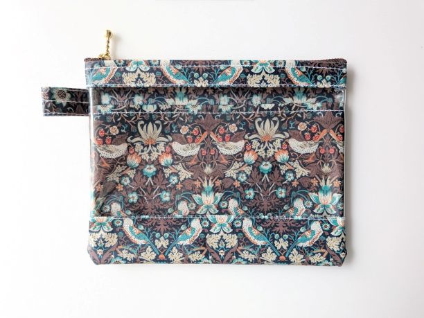 仕切りつきM-3　18.5×15　クリアポーチ　ストロベリーシーフ　リバティ　ラミネート　♡ウィリアムモリス柄