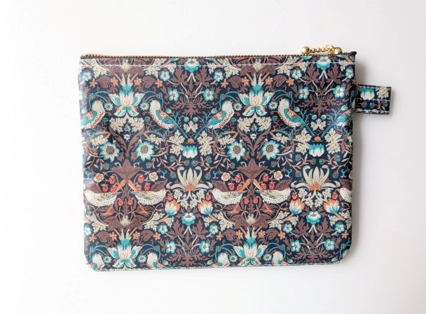 仕切りつきM-3 18.5×15 クリアポーチ ストロベリーシーフ リバティ ラミネート ♡ウィリアムモリス柄 - 画像 (2)