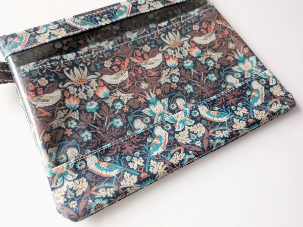 仕切りつきM-3 18.5×15 クリアポーチ ストロベリーシーフ リバティ ラミネート ♡ウィリアムモリス柄 - 画像 (3)