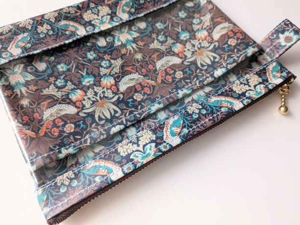 仕切りつきM-3 18.5×15 クリアポーチ ストロベリーシーフ リバティ ラミネート ♡ウィリアムモリス柄 - 画像 (4)