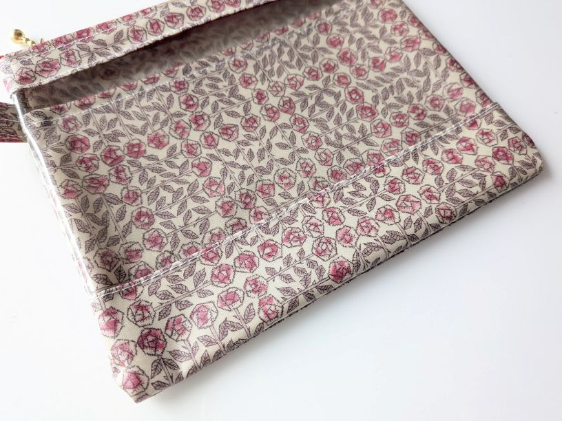 仕切りつきM-3 18.5×15 クリアポーチ スリーピングローズ リバティ ラミネート ♡皆川明氏とのコラボ - 画像 (3)