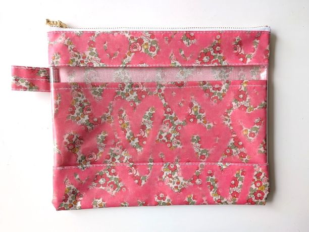 仕切り付きL-3 22×18 クリアポーチ ベッツィアングラフィティ リバティ ラミナート ♡リバティの象徴的な花柄の上にスプレーで描かれたハートが並べられ、魅力的デザインが誕生しました - 画像 (4)